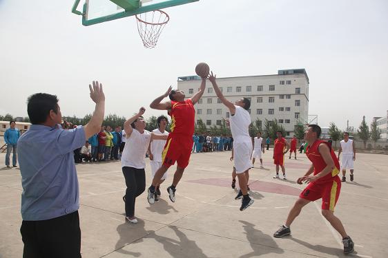 队员在场上奋力拼搏 队员在场上奋力拼搏