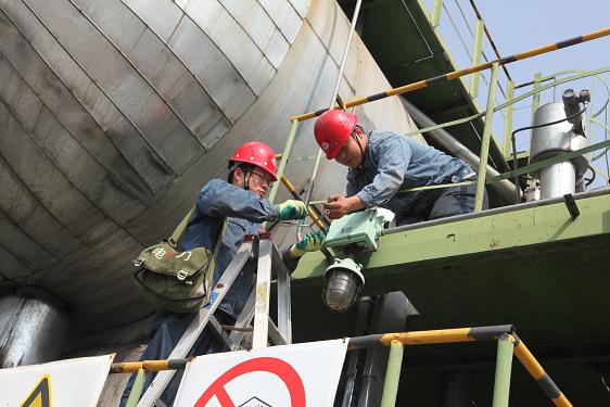 检建车间员工李峰、张幼行在当真检测电路 检建车间员工李峰、张幼行在当真检测电路