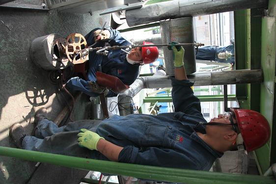 检建车间人员黄杰、赵思明在给仪表配引压管 检建车间人员黄杰、赵思明在给仪表配引压管