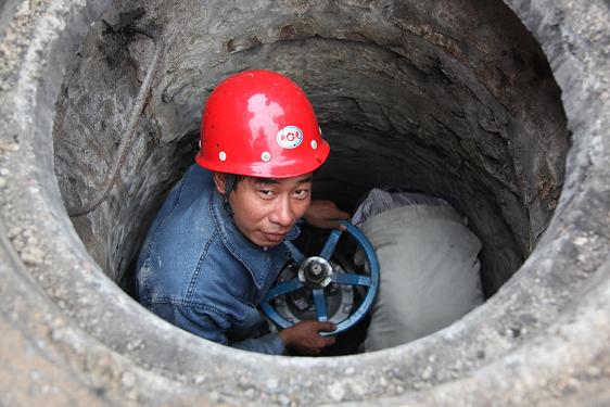 检建车间王序国在焦化一期更换消防阀门